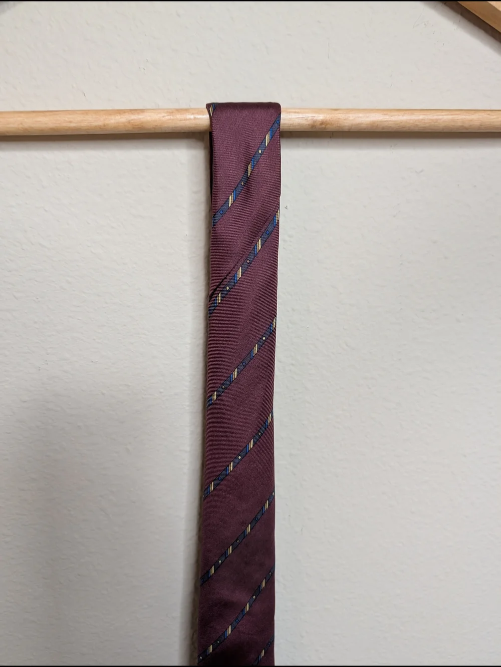 Geoffrey Beene Tie‎ Burgundy Regimental Stripe 100% Silk Imported from Italy